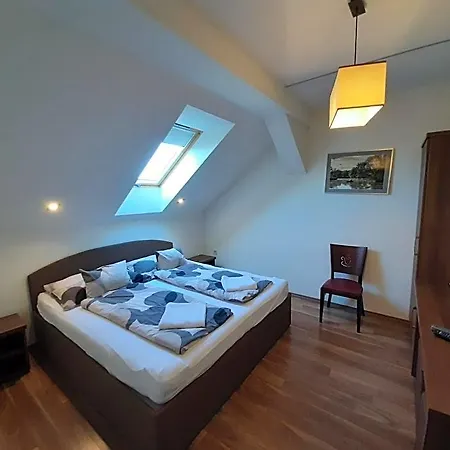 Couette-café Viktoria Lovas Panzio 3*